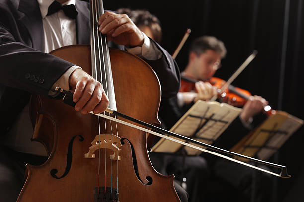 klassische musik, cellist und violinists - orchester stock-fotos und bilder