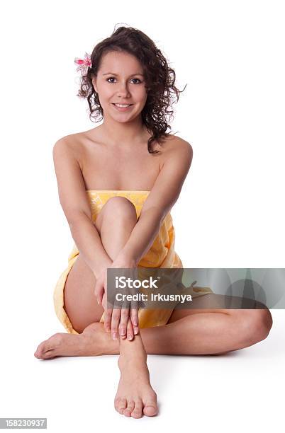 Photo libre de droit de Belle Femme Enveloppé Serviette Un Salon banque d'images et plus d'images libres de droit de Adulte - Adulte, Beauté, Belle femme