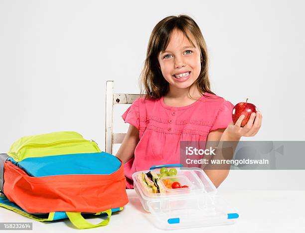 Photo libre de droit de Panier Déjeuner Équilibré Boîte Pour Filles École Primaire banque d'images et plus d'images libres de droit de Gamelle