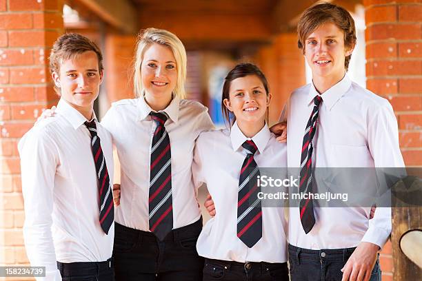 Foto de Grupo De Alunos Do Ensino Médio e mais fotos de stock de Aluno do Ensino Médio - Aluno do Ensino Médio, Uniforme, Adolescente