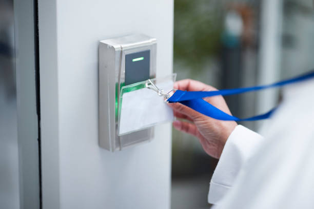 Hand, key card and scan for security door, entrance or access control for safety in business, facility and property. Hands, electronic keys and laser reader or technology to lock or secure laboratory mano, tarjeta de acceso y escaneo para puerta de seguridad, entrada o control de acceso para seguridad en negocios, instalaciones y propiedades. manos, llaves electrónicas y lector láser o tecnología para bloquear o asegurar el laboratorio