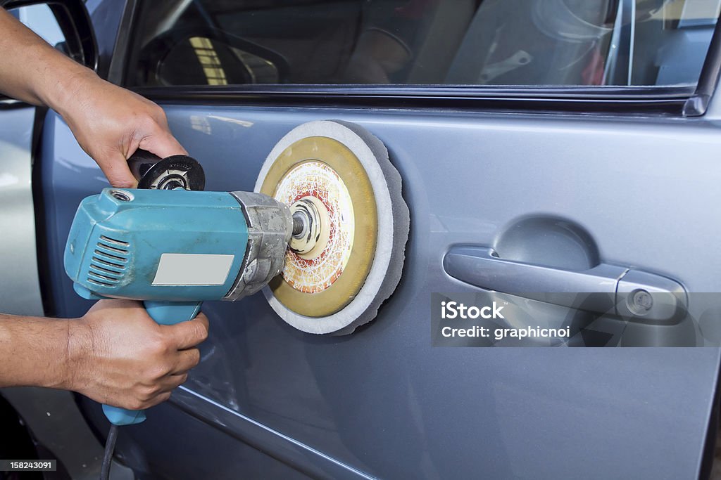 Pulido el coche con máquina de alimentación de búfer - Foto de stock de Abrillantar libre de derechos