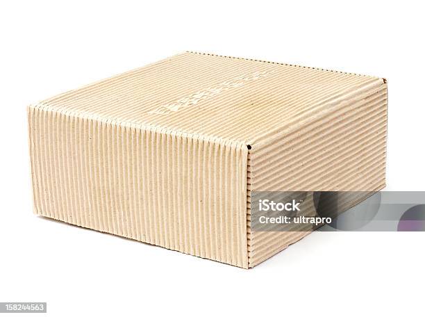 Картонная Коробка На Белом Фоне — стоковые фотографии и другие картинки Горизонтальный - Горизонтальный, Грузовой контейнер, Доставлять