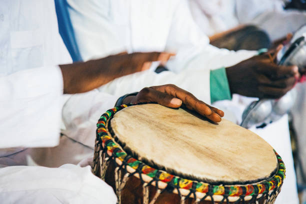 manos del baterista de la banda marroquí - african descent drum african culture day fotografías e imágenes de stock