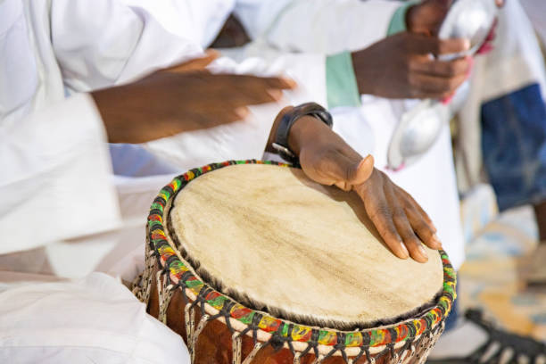 manos del baterista de la banda marroquí - african descent drum african culture day fotografías e imágenes de stock