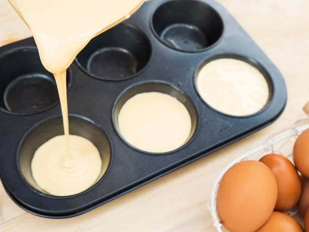 мягкий фокус заливки жидкого жмыха в форму - cake making mixing eggs стоковые фото и изображения