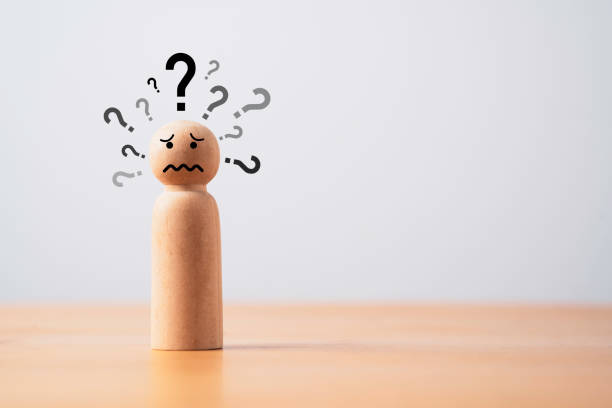 fa figura sok kérdőjellel és másolási hellyel a kétség, a gyanú és a firka koncepciója számára. - zavar témájú stock jellegű vizuális alkotások, jogdíjmentes fotók és képek