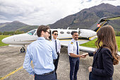 erfolgreiches-paar-das-mit-einem-privatjet-flugzeug-reist-sie-treffen-die-piloten.jpg?b=1&s=170x170&k=20&c=O0M29huavoQoWTlQPNhDdjj1IF18zY4rofwfrbsvBvs=