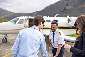 erfolgreiches-paar-das-mit-einem-privatjet-flugzeug-reist-sie-treffen-die-piloten.jpg?b=1&s=170x170&k=20&c=oz3d3Y_eAgHdoLJeHgHq1gS0W-0_DT0MlMz1KFzHi_4=