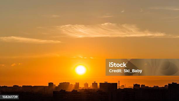 Silver Chmury I Słońce Nad Domy - zdjęcia stockowe i więcej obrazów Bez ludzi - Bez ludzi, Brzask, Chmura