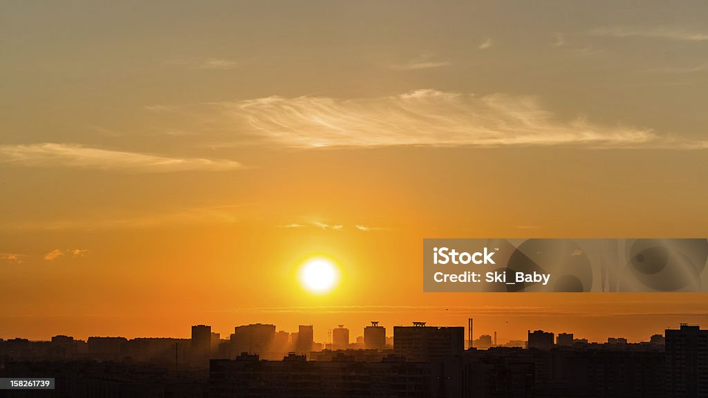 Серебряный облаками и солнце над дома - Стоковые фото Без людей роялти-фри