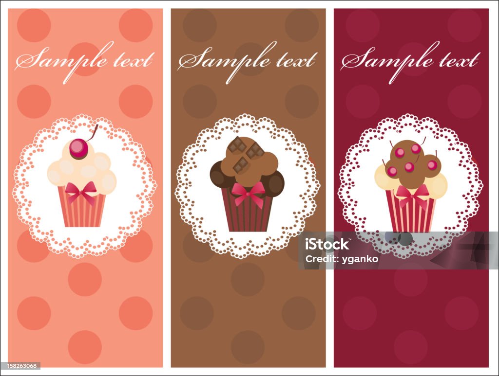 Tarjeta de hermosos cupcakes con dulces. - arte vectorial de Alimento libre de derechos