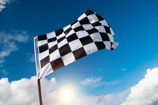 bandera de cuadros contra el cielo azul - checkered flag flag auto racing starting line fotografías e imágenes de stock