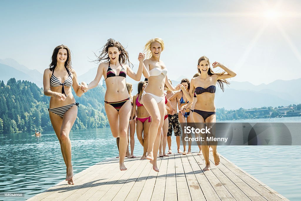 Torcer meninas no Lago férias de Verão - Royalty-free Praia Foto de stock