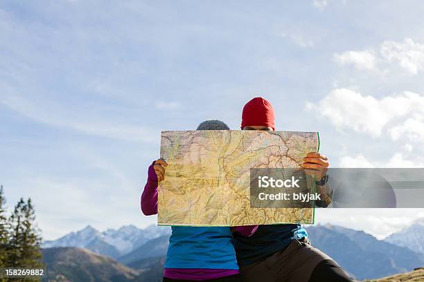 Hikers Pareja Con Mapa En Las Montañas Foto de stock y más banco de imágenes de Mapa - Mapa, Excursionismo, Camping