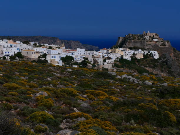 chora : vista del villaggio e della fortezza, citera - citera immagine foto e immagini stock