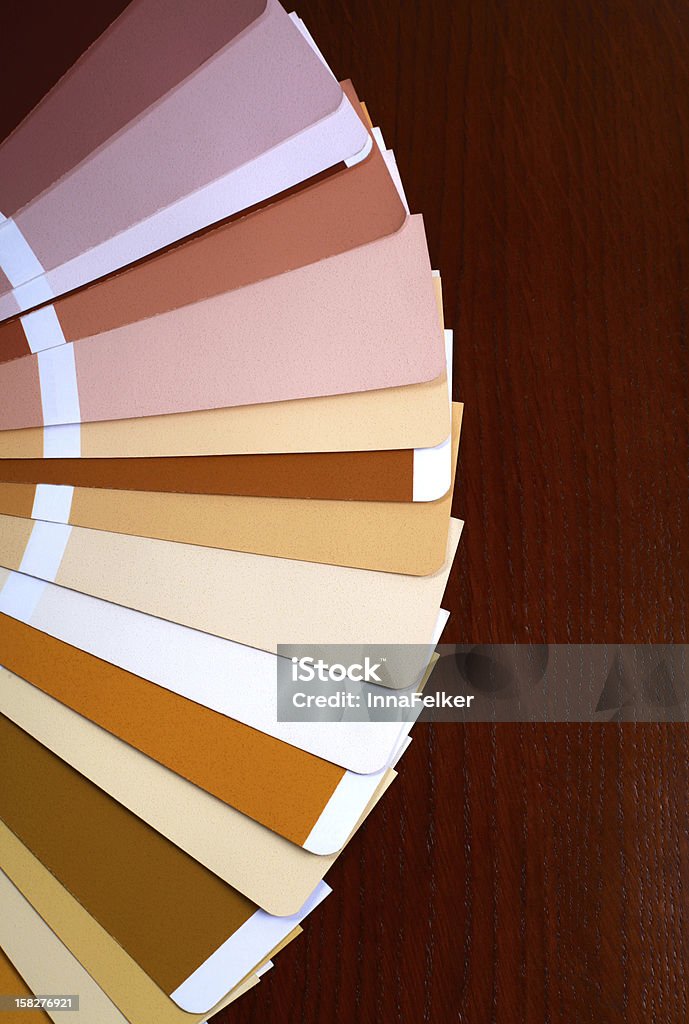 Aprire il Catalogo di colori pantone campione su sfondo legno - Foto stock royalty-free di Ambientazione interna