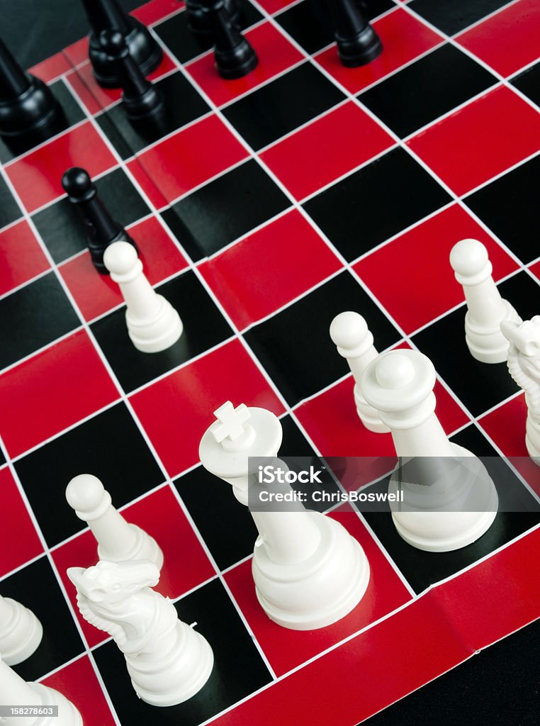 Jeu d'échecs jeu de stratégie sur tableau noir et rouge - Photo de Blanc libre de droits