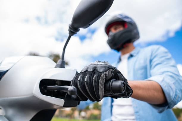 gros plan sur un homme conduisant une moto et portant des gants - motorcycle mirror biker glove photos et images de collection