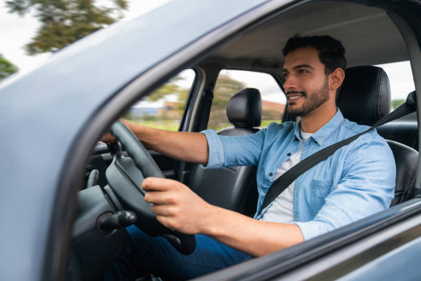 szczęśliwy człowiek prowadzący samochód - car pooling zdjęcia i obrazy z banku zdjęć