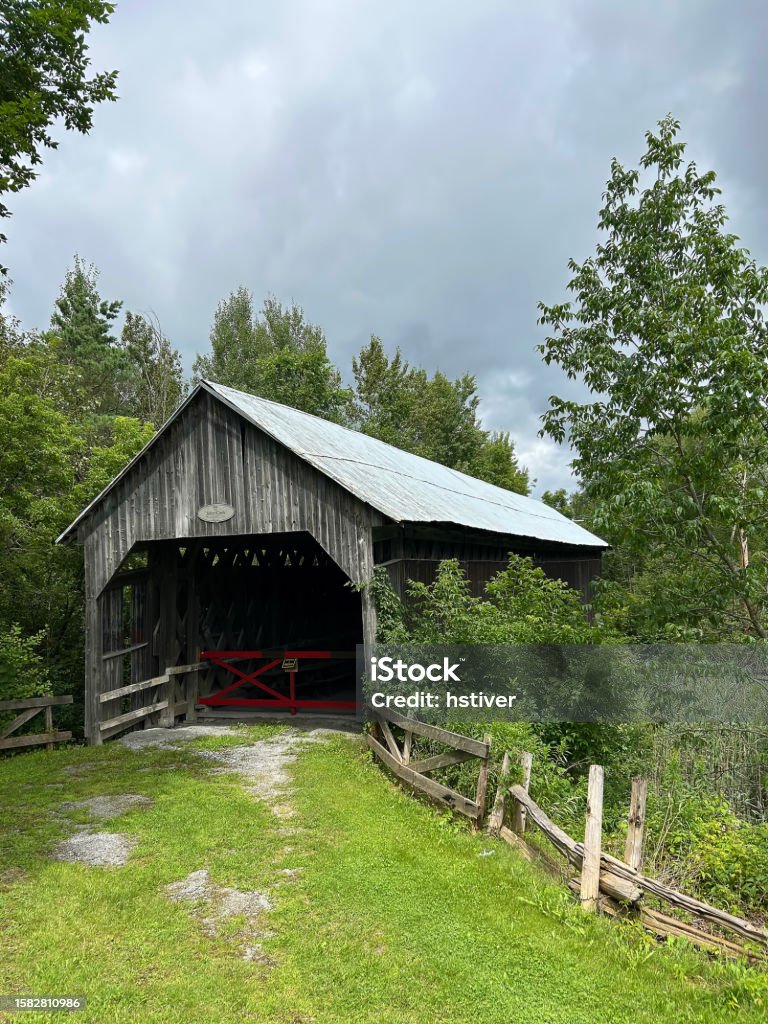 Podul acoperit John Cook vertical în Quebec, Canada - Fotografie de stoc Apă curgătoare fără redevențe Podul acoperit John Cook vertical în Quebec, Canada - Fotografie de stoc Apă curgătoare fără redevențe