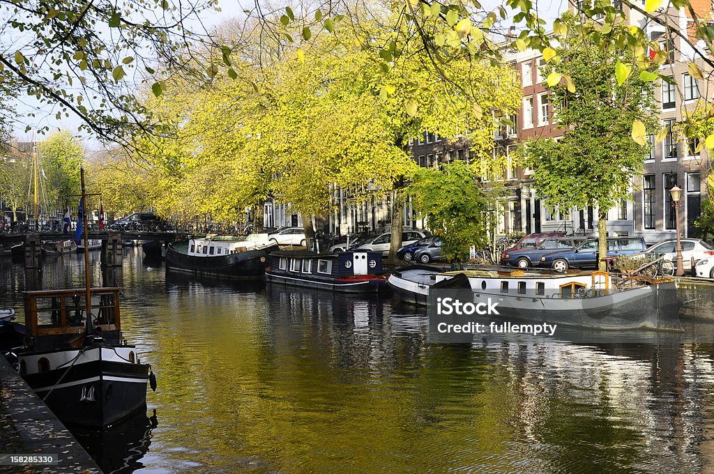 Дом лодке по каналу в Амстердам, Голландия - Стоковые фото Grachtenpand роялти-фри