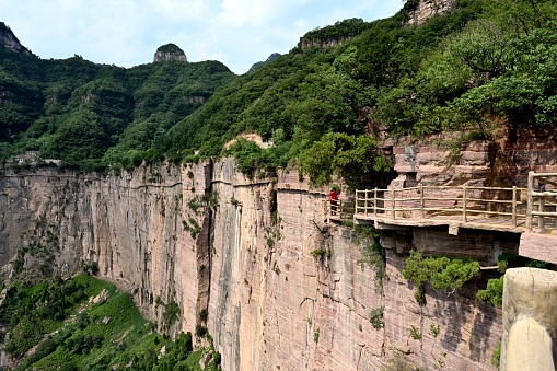 Hui county, Xinxiang City, Henan Province,
South Taihang Huilong Tianjie Mountain, national AAAA tourist scenic spot, 1763 meters above sea level.
Here, the mountains, cliffs, vegetation covered, the scenery is magnificent.
On the mountainside, stone paths have been built along the cliff face for walking sightseeing.