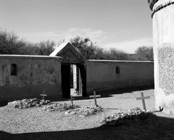 白黒フィルム画像トゥマカコリミッション遺跡アリゾナ - tumacacori national historical park ストックフォトと画像