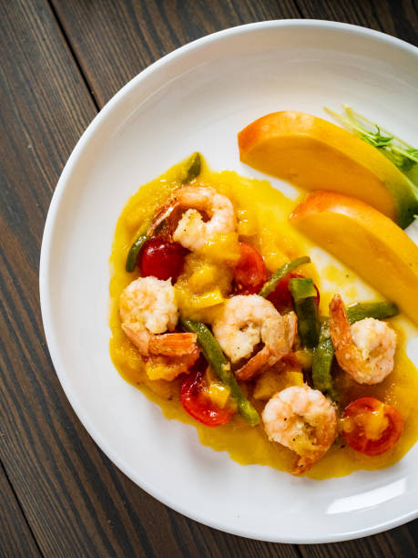 gamberi in salsa di mango sul tavolo di legno - prepared shrimp prawn seafood salad foto e immagini stock