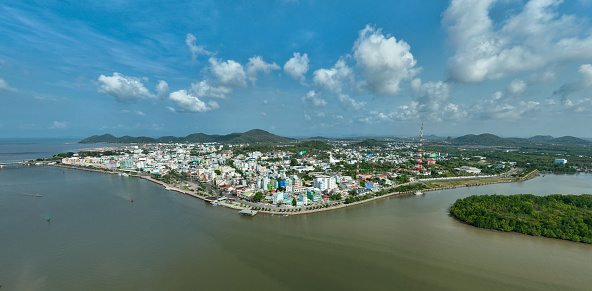 Ha Tien is a city located to the west of Kien Giang province. It is about 317 km from Ho Chi Minh City and about 83 km from Rach Gia city. Ha Tien is a coastal city. It has a full range of terrain types such as bays, pools, mountains, rivers, caves, plains, islands, etc. All create a diverse and attractive beauty in the bustling city.