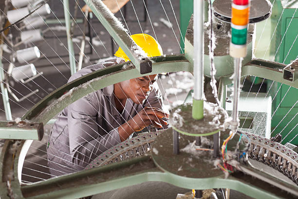 fabryka technika naprawy weaving krosno - textile industry loom machine textile zdjęcia i obrazy z banku zdjęć