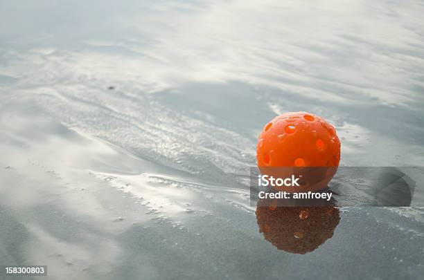 Photo libre de droit de Plastique Balle De Golf banque d'images et plus d'images libres de droit de Balle de golf - Balle de golf, Balle ou ballon, Courbe