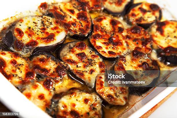 Melanzane Con Mozzarella E Basilico - Fotografie stock e altre immagini di Ambientazione interna - Ambientazione interna, Basilico, Cibi e bevande