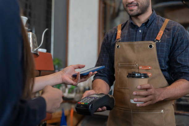 Woman use smartphone to scan QR code to pay in cafe restaurant with a digital payment without cash. Choose menu and order accumulate discount. E wallet, technology, pay online, credit card, bank app. mujer usa un teléfono inteligente para escanear el código qr para pagar en un restaurante cafetería con un pago digital sin efectivo. elija menú y ordene acumular descuento. monedero electrónico, tecnología, pago en línea, tarjeta de crédito, aplic