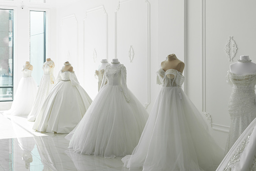 Hermosos vestidos de novia de novia en maniquí en sala de exposición en centro comercial. photo