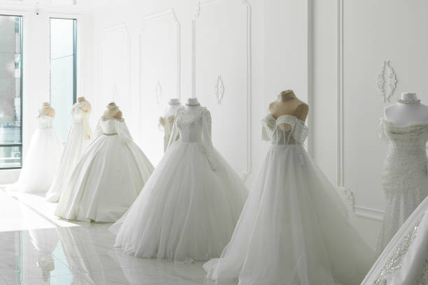 piękne suknie ślubne na manekinie w showroomie w centrum handlowym. - suknia ślubna zdjęcia i obrazy z banku zdjęć