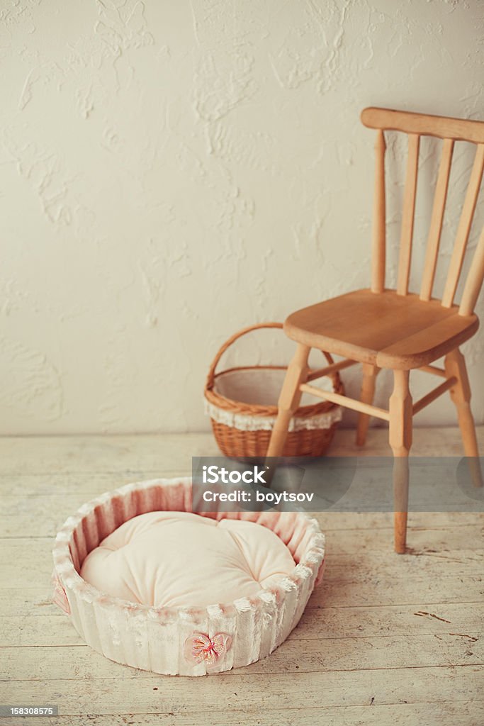 Haustier-Matratze mit Stuhl im Zimmer - Lizenzfrei Arrangieren Stock-Foto