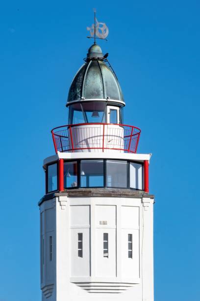 un antiguo faro con una tapa de metal y un techo con una veleta encendida - perch rock lighthouse fotografías e imágenes de stock