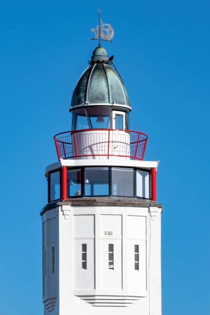 старый маяк с металлическим верхом и крышей с флюгером на - perch rock lighthouse стоковые фото и изображения