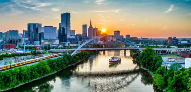 orizzonte di nashville, tennessee tramonto dorato - cumberland river foto e immagini stock