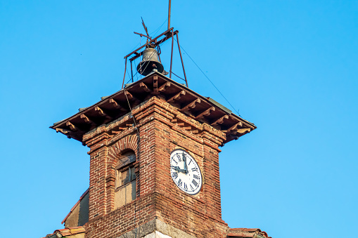 Clock built in the traditional architecture of the time on the roof of the school in the 20s.