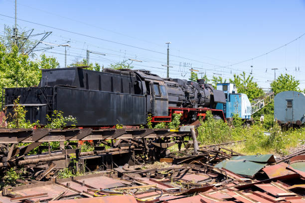 lugar perdido com trem a vapor velho, enferrujado e histórico sob a luz do sol na alemanha - rust - fotografias e filmes do acervo