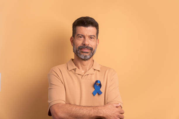 青いリボンを示す男性。前立腺がん啓発キャンペーン - movember ストックフォトと画像