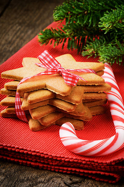 クリスマスのジンジャーブレッドクッキーとキャンディケイン - hard candy candy old fashioned stack ストックフォトと画像