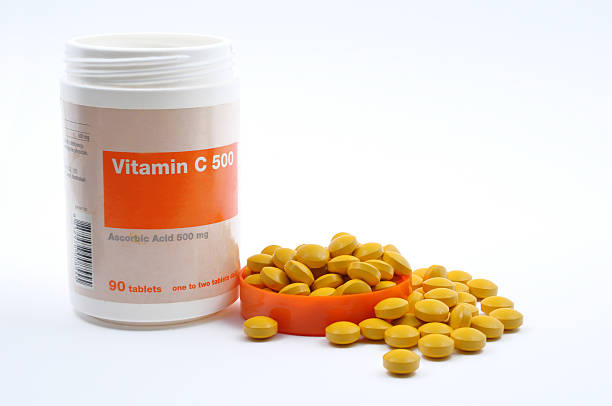 vitamina c de pastillas - vitamin pill vitamin c nutritional supplement bottle fotografías e imágenes de stock