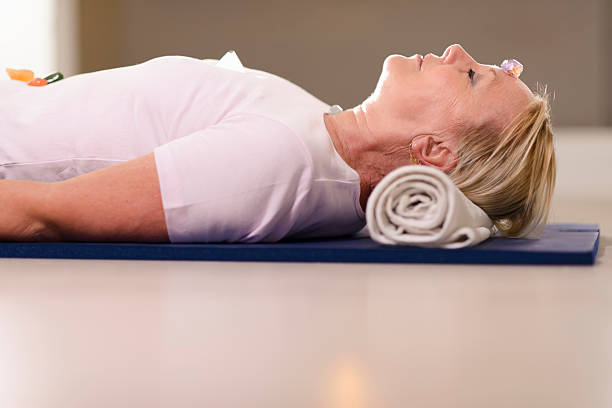 mujer senior relajante y haciendo la terapia con cristales - quartz caucasian one person energy fotografías e imágenes de stock