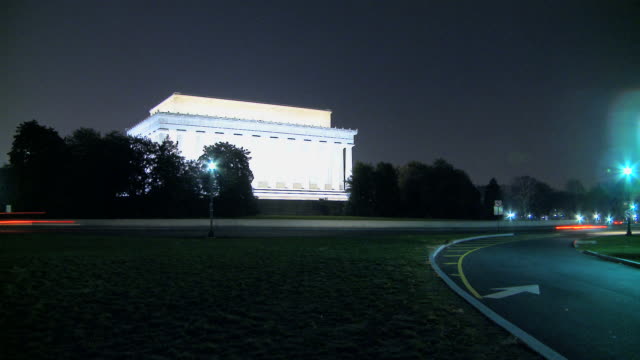 LOOP Illuminated Lincoln Memorial with Traffic