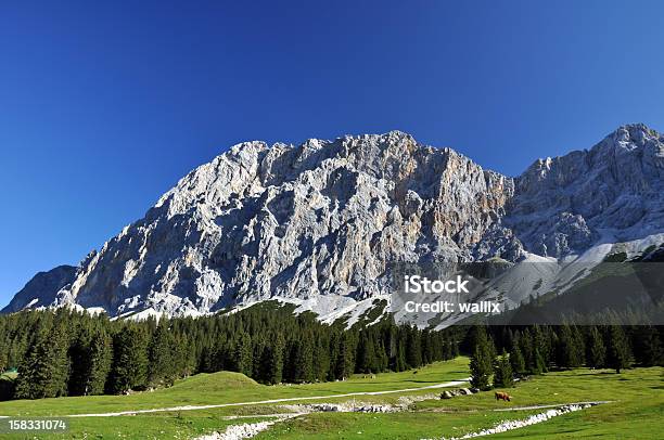 Zugspitze Najwyższych Górach Niemiec - zdjęcia stockowe i więcej obrazów Alpy - Alpy, Austria, Bez ludzi