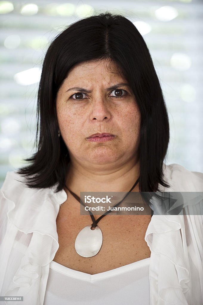 Portret bardzo zdenerwowany kobieta Patrząc na kamery - Zbiór zdjęć royalty-free (30-39 lat)
