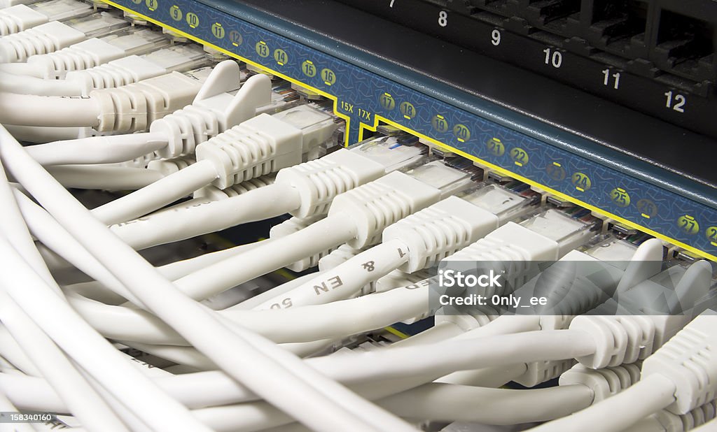 Blanco rj-45 cables conectados a internet de alta velocidad a centro - Foto de stock de Accesibilidad libre de derechos
